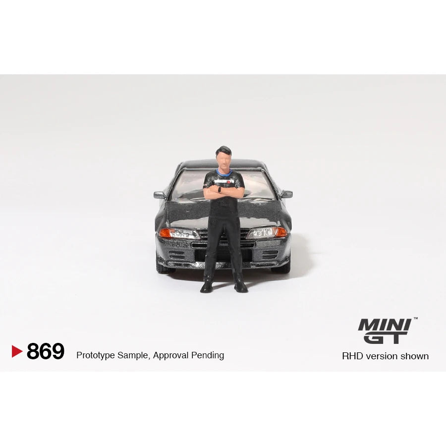 MiniGT 1:64 scale die-cast Nissan Skyline GT-R R32 in Gunmetal with Matsuda figure – model #869