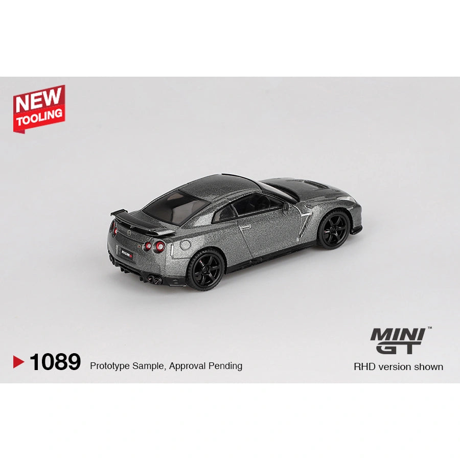 Mini GT 1:64 Nissan GT-R 2013 Dark Metal Gray Nismo R35 CRS Version collectible model car #1089 MGT01089