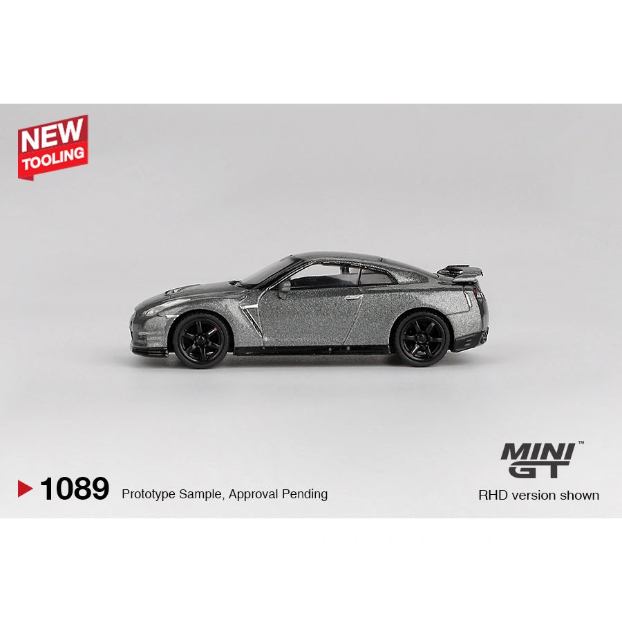 Mini GT 1:64 Nissan GT-R 2013 Dark Metal Gray Nismo R35 CRS Version collectible model car #1089 MGT01089